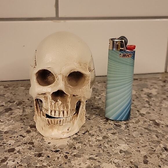 Tiny Firepit Burning Skull - Picture 8 of 9